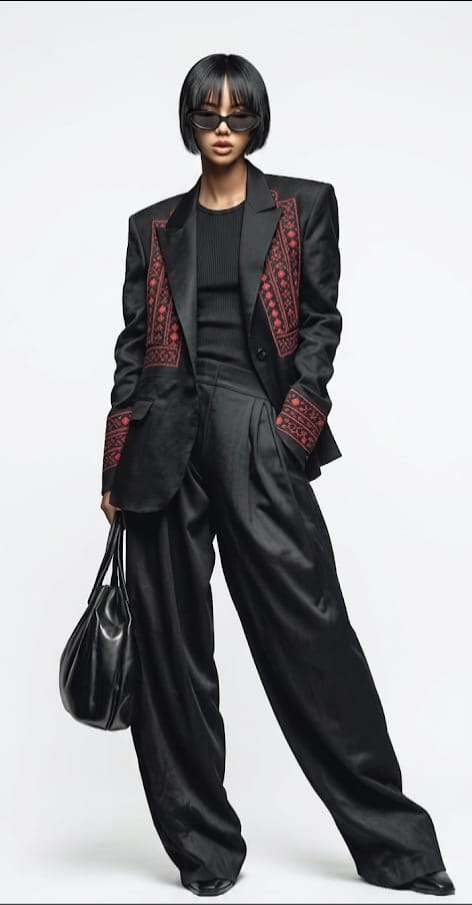 Ensemble tailleur noir brodé femme, veste et pantalon broderies rouges