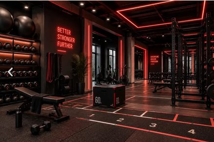 Plateau HIIT et musculation éclairé de néons rouges