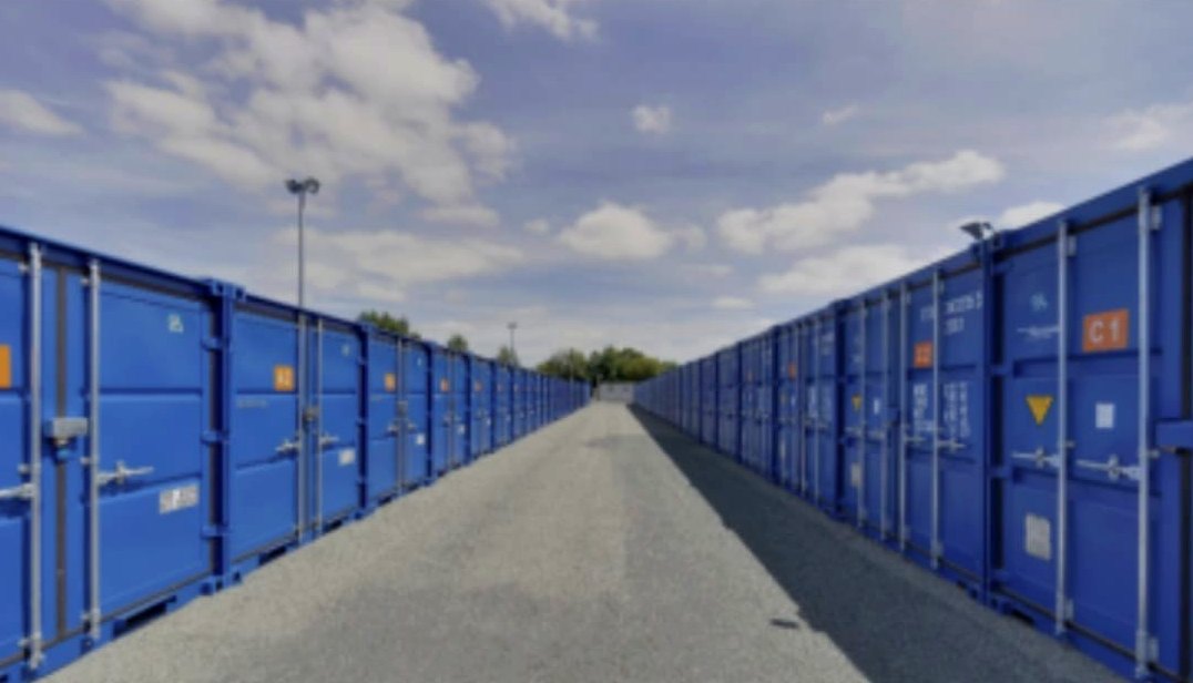 Allée de conteneurs de garde-meuble sécurisés